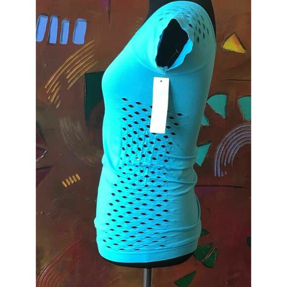 Touch Me Seamless Cutouts on Sides Ruched T shirt Small - Picture 4 of 6